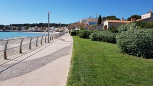 Property grounds - Seafront apartment (Saint-Cyr-sur-Mer)