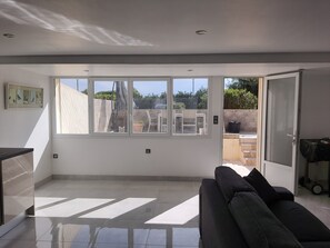 Living area - Seafront apartment (Saint-Cyr-sur-Mer)