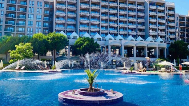 A hotel with a large pool, fountains, and a modern architectural design. - Hotel Royal Beach 5 Premium - Central Sea View G6 (Sunny Beach)