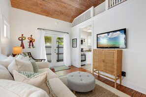 TV - GOOD FEELIN ~ Charming 2 BR/2 Ba Home Conveniently Located w/ Parking! (Key West)