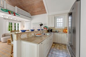 Fridge, microwave, oven, stovetop - GOOD FEELIN ~ Charming 2 BR/2 Ba Home Conveniently Located w/ Parking! (Key West)