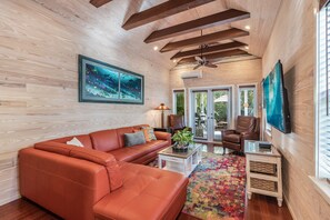 TV - POSITIVE VIBES ~ Charming 2 BR, 1 Ba Cottage in Peaceful Area w/ Parking! (Key West)