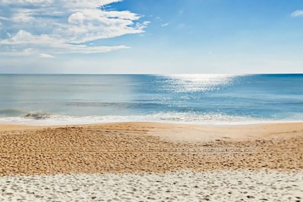 Beach nearby, sun loungers, beach towels