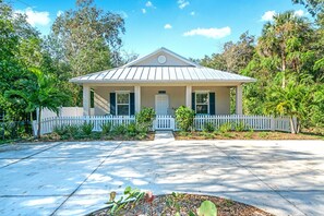 Exterior - 1/2 mike to Beach
Near Grocery & Eateries 
Kayak, Bike, Boat, Fish, Sightsee (Palm Coast beach)
