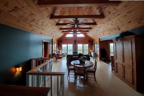 Mountain Cabin with Views of the Blue Ridge Parkway and the Piedmont