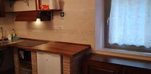 Refrigerador, microondas, parrilla de estufa y utensilios de cocina 
