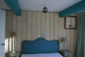 2 bedrooms, iron/ironing board, internet, bed sheets - House, charming sea view..... For details, visit "maisonromarin.be" (Grimaud)