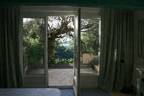 2 bedrooms, iron/ironing board, internet, bed sheets - House, charming sea view..... For details, visit "maisonromarin.be" (Grimaud)