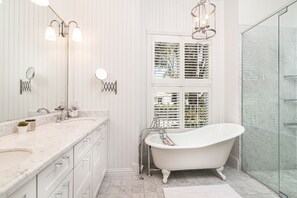 Combined shower/bathtub, hair dryer, towels - NEAPOLITAN SKY - Key West Style Home in Olde Naples (Naples)
