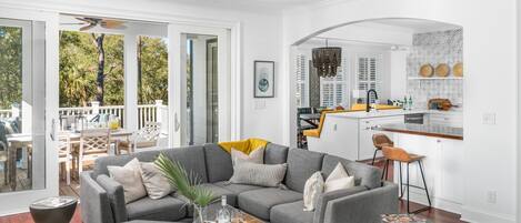 Televisión, chimenea y libros