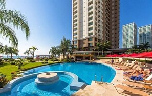 Una piscina al aire libre, una piscina climatizada