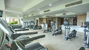 A gym with multiple treadmills, stationary bikes, and elliptical machines. - Beachfront 1 br. condo with private hot tub at Gran Venetian Puerto Vallarta (Puerto Vallarta)