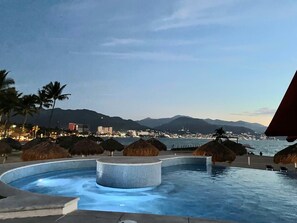 Una piscina al aire libre, una piscina climatizada