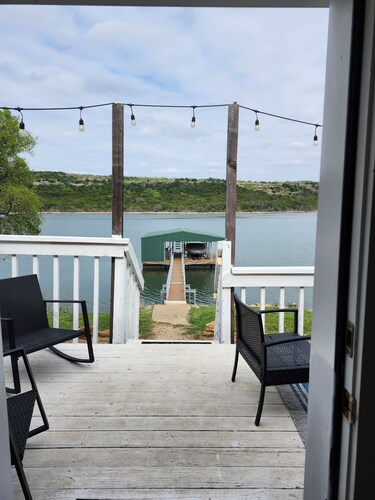 Wet Feet Retreat! Lake front cabin in quiet cove.
