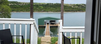 Wet Feet Retreat! Lake front cabin in quiet cove.