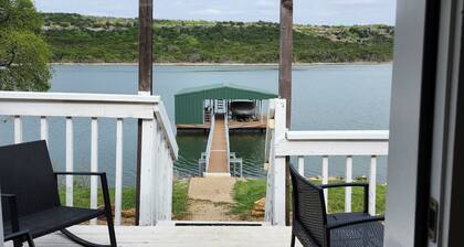 Wet Feet Retreat! Lake front cabin in quiet cove.