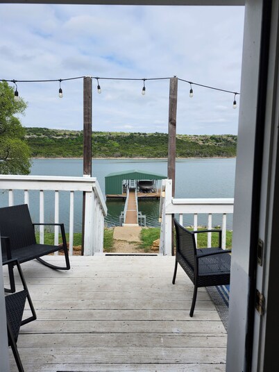 Wet Feet Retreat! Lake front cabin in quiet cove.