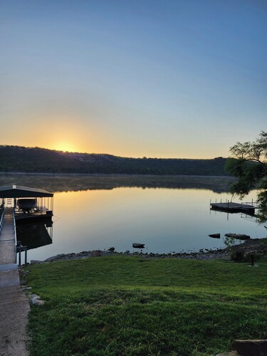 Wet Feet Retreat! Lake front cabin in quiet cove.
