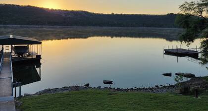 Wet Feet Retreat! Lake front cabin in quiet cove.