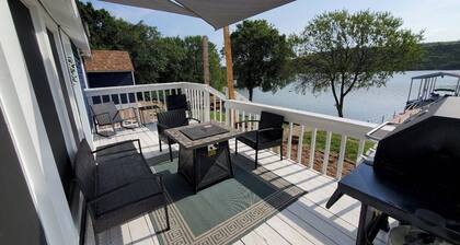 Wet Feet Retreat! Lake front cabin in quiet cove.