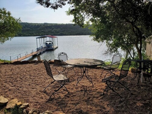 Wet Feet Retreat! Lake front cabin in quiet cove.