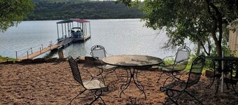 Wet Feet Retreat! Lake front cabin in quiet cove.