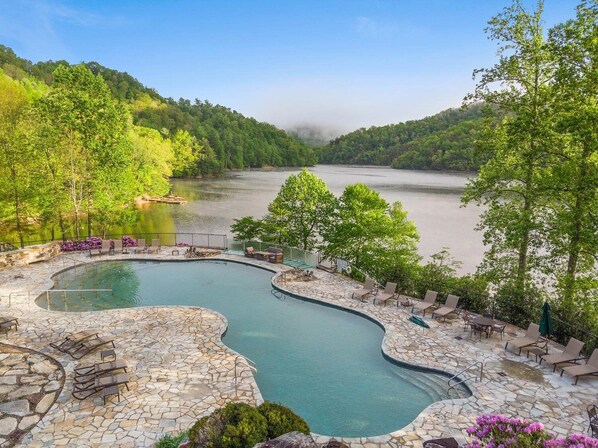 Alberca al aire libre y alberca climatizada