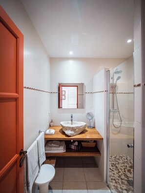 Regadera, tina de hidromasaje, amenidades de baño ecológicas 