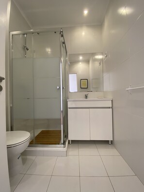 Shower, hair dryer, towels, toilet paper - Tossan House in Vilamoura Downtown (Quarteira)