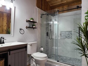 Baignoire, sèche-cheveux, serviettes fournies, savon