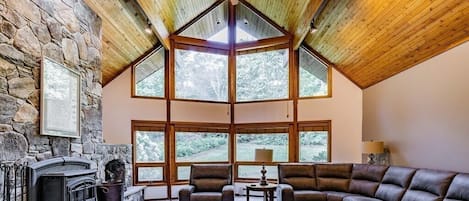 Smart TV, fireplace, ping pong