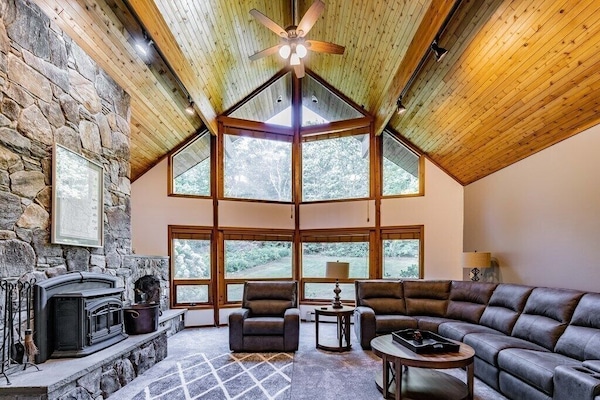 Smart-tv, pejs, bordtennisbord