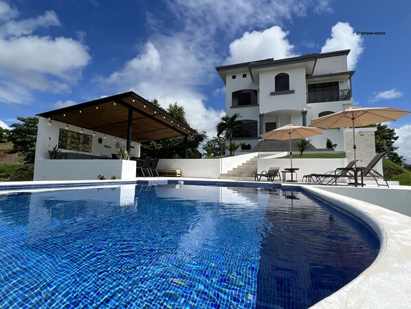 Outdoor pool, a heated pool - Villa Blanca: privacy, luxury, and disconnection. Just 2 minutes from the beach! (Esterillos Este)