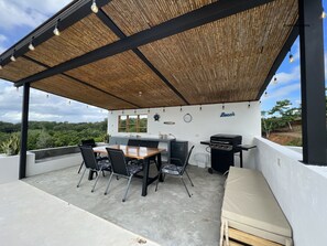 Outdoor dining - Villa Blanca: privacy, luxury, and disconnection. Just 2 minutes from the beach! (Esterillos Este)