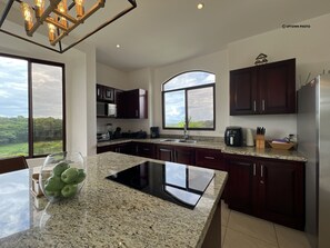 Fridge, microwave, oven, stovetop - Villa Blanca: privacy, luxury, and disconnection. Just 2 minutes from the beach! (Esterillos Este)