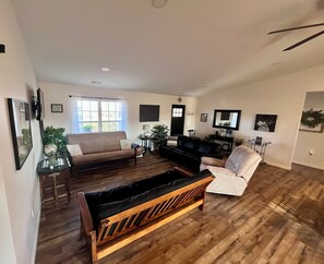 TV - NEW! The Blue View Cabin - A Winery and Outdoor Recreation Get Away (Makanda)