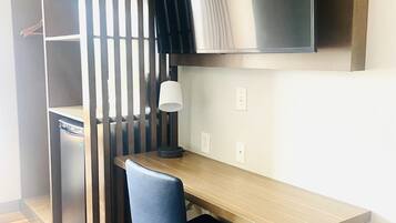 Standard Studio Suite, 1 Queen Bed with Sofa bed, Non Smoking | 1 bedroom, laptop workspace, iron/ironing board, free WiFi