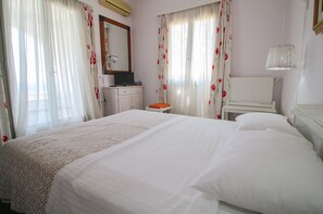 3 bedrooms, iron/ironing board, travel cot, free WiFi - Home with View of Agios Ioannis in Tinos (Tinos)