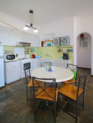 Superior Villa | In-room dining - Home with View of Agios Ioannis in Tinos (Tinos)