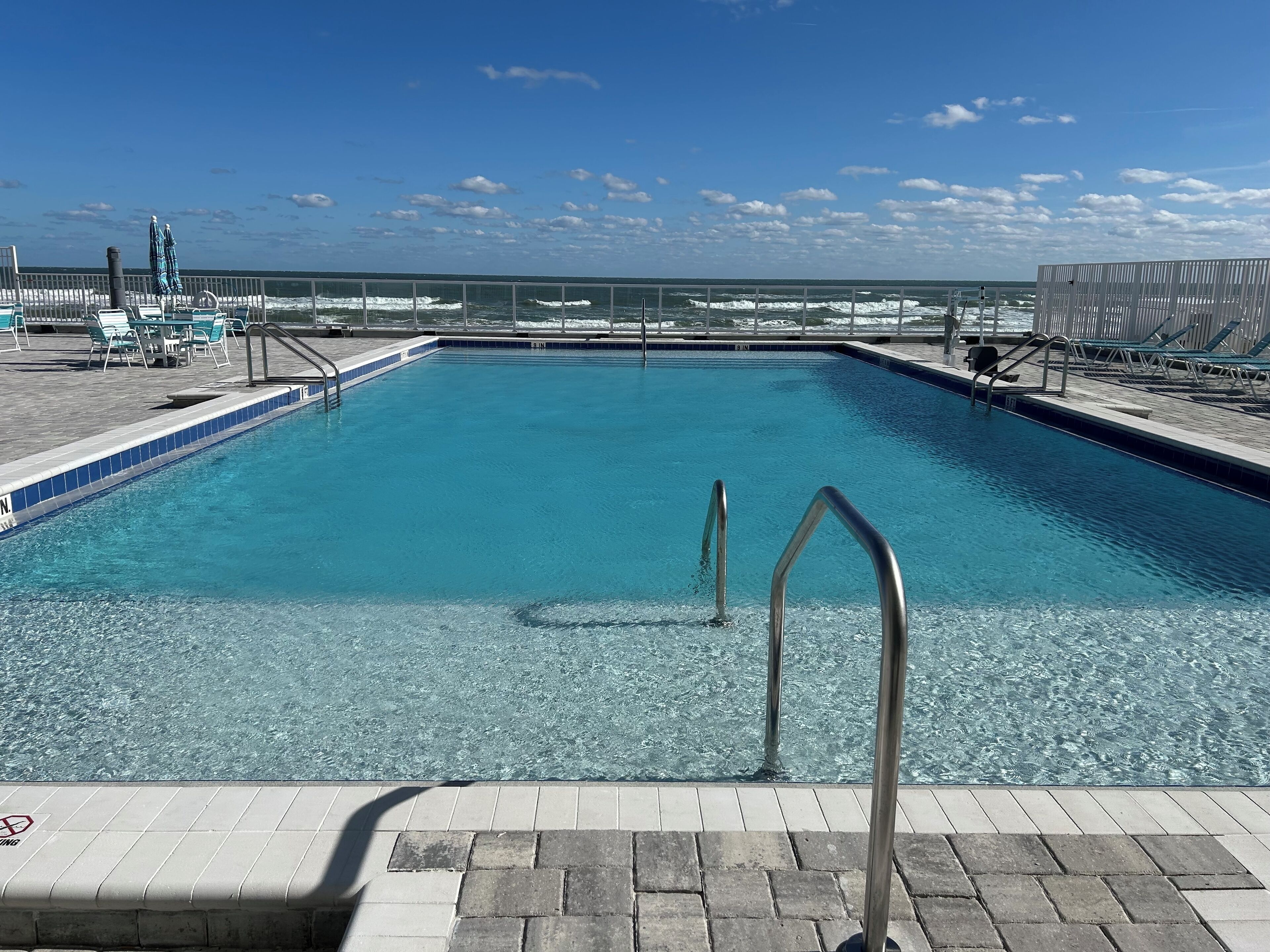 Utendørsbasseng og et oppvarmet basseng