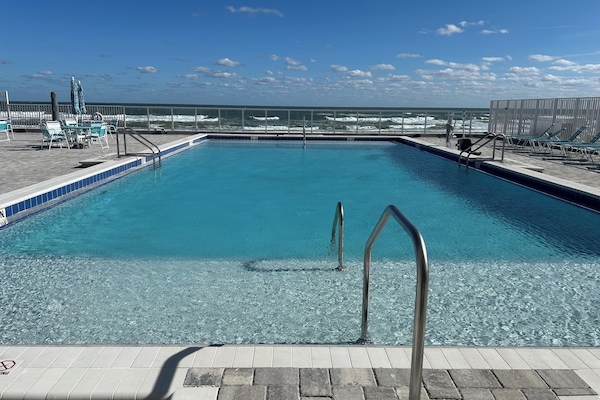 Una piscina al aire libre, una piscina climatizada