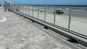 Plage, chaises longues