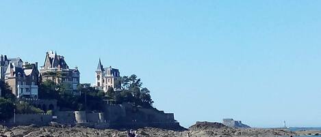 在海灘附近、躺椅