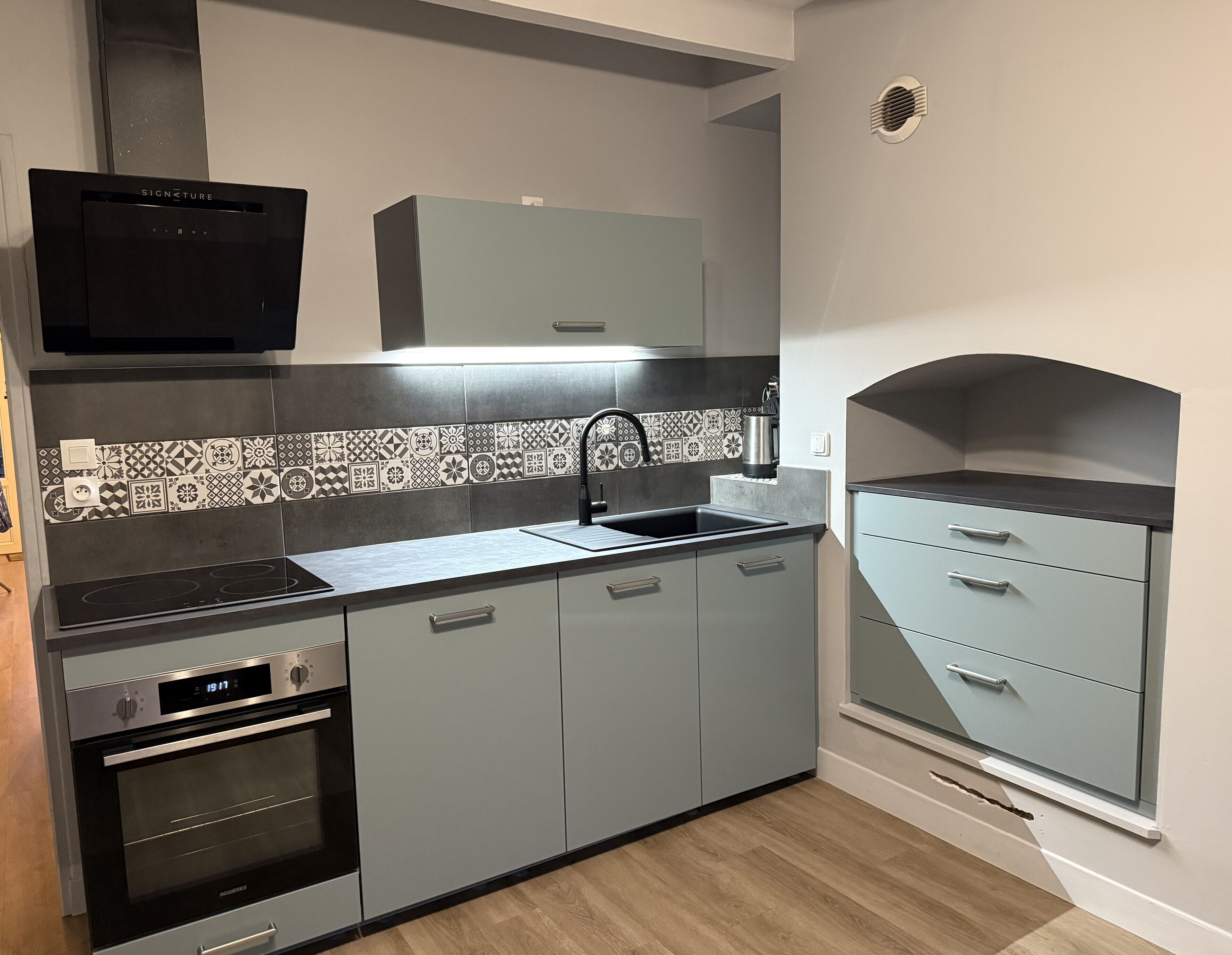 Réfrigérateur, micro-ondes, four, plaque de cuisson