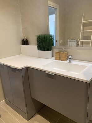 Shower, hair dryer, bidet, towels - Casa Costa Nuovissima in Centro Storico (Desenzano del Garda)