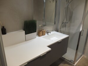 Een douche, een haardroger, een bidet, handdoeken