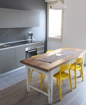 Fridge, oven, stovetop, dishwasher