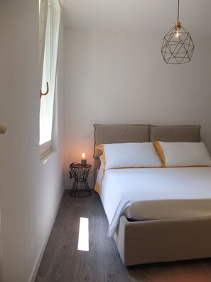 2 bedrooms, iron/ironing board, travel cot, free WiFi - Casa Costa Nuovissima in Centro Storico (Desenzano del Garda)