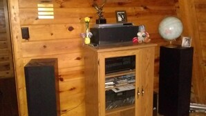 Ein Zimmer mit Holzvertäfelung, einem Holzkabinett, einem Globus und einem gerahmten Bild an der Wand.