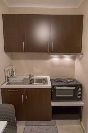 Deluxe Villa | Private kitchenette | Microwave, coffee/tea maker, electric kettle